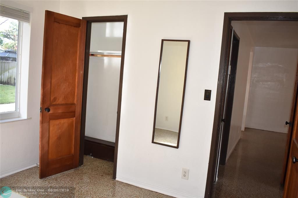 Active With Contract: $2,500 (2 beds, 1 baths, 948 Square Feet)