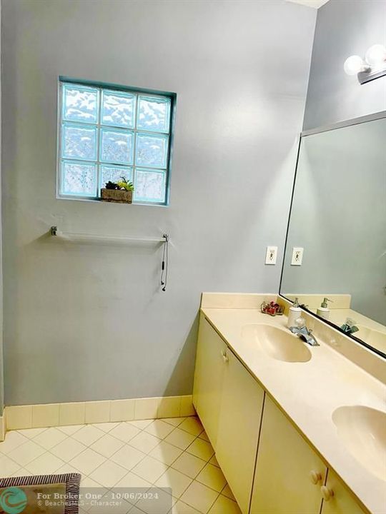 Vendido Recientemente: $550,000 (3 camas, 2 baños, 1900 Pies cuadrados)