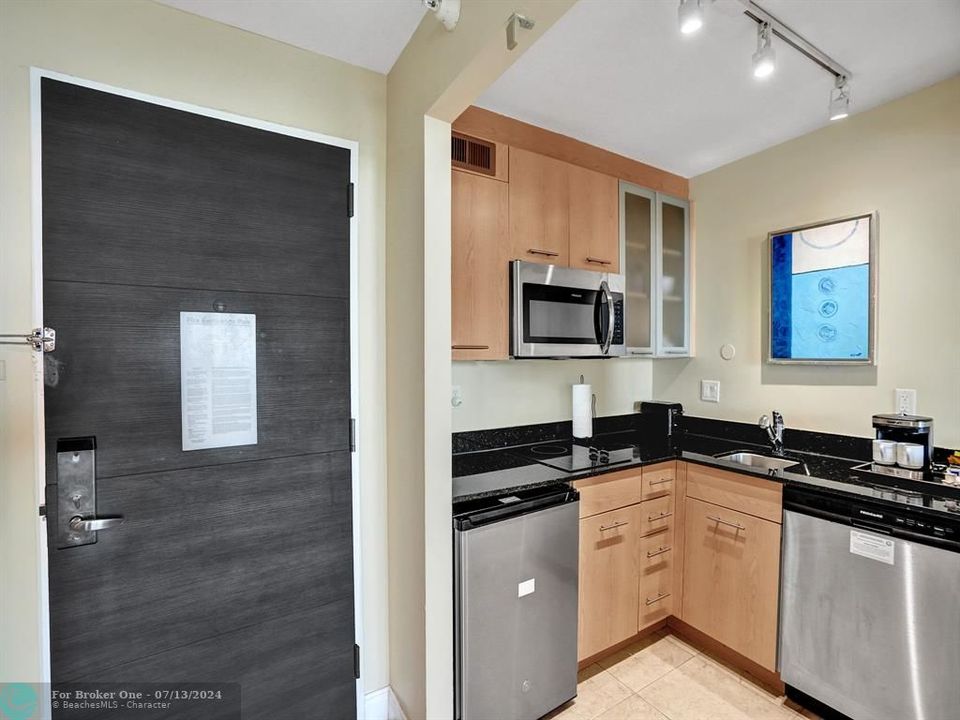 For Sale: $249,500 (1 beds, 1 baths, 554 Square Feet)