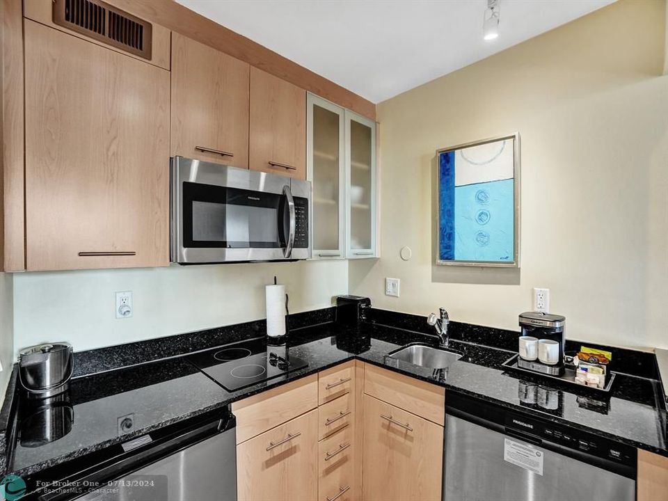 For Sale: $249,500 (1 beds, 1 baths, 554 Square Feet)