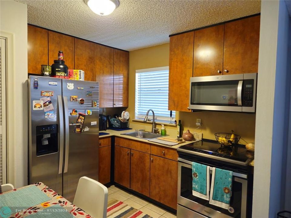For Sale: $200,000 (2 beds, 1 baths, 609 Square Feet)