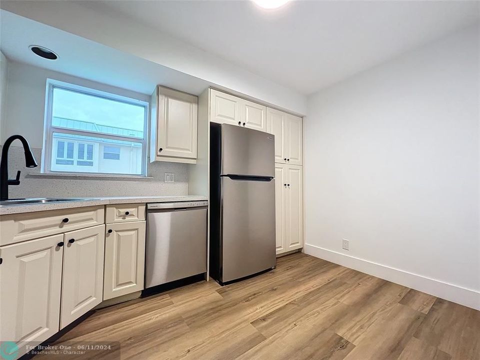 Active With Contract: $229,900 (2 beds, 2 baths, 1200 Square Feet)