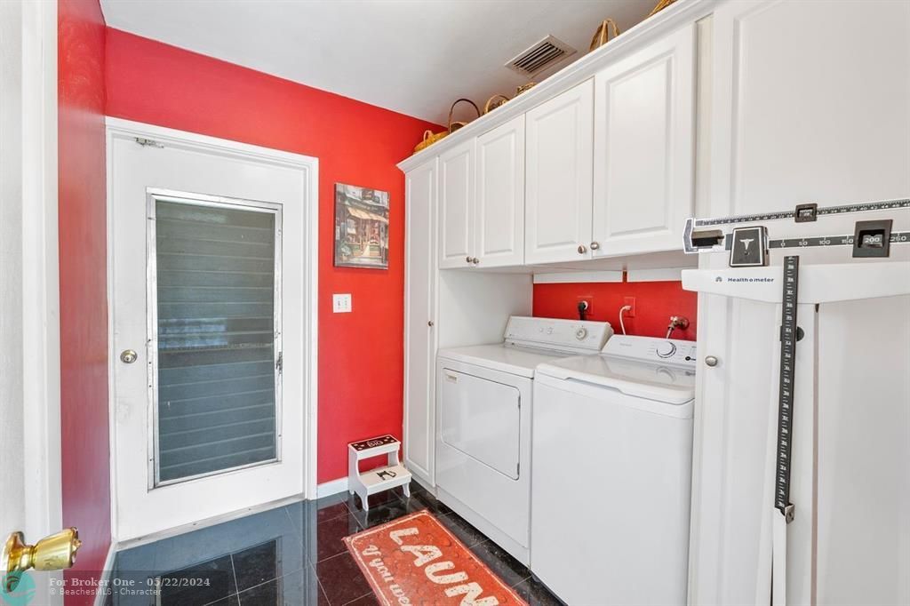 For Sale: $799,000 (2 beds, 3 baths, 1885 Square Feet)