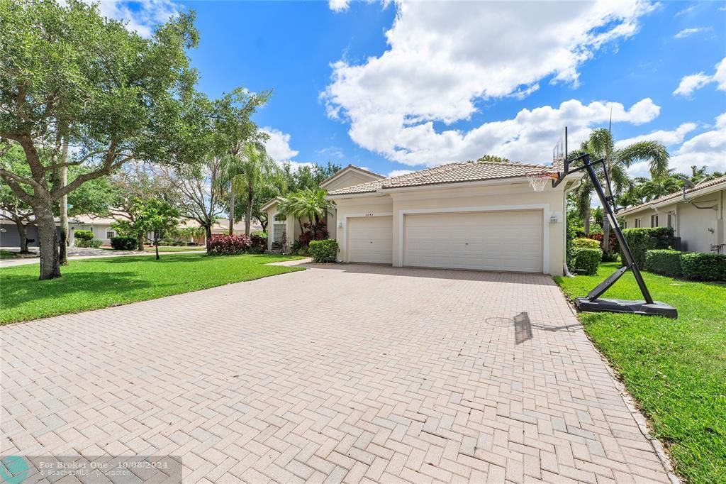 Active With Contract: $879,000 (4 beds, 3 baths, 2597 Square Feet)