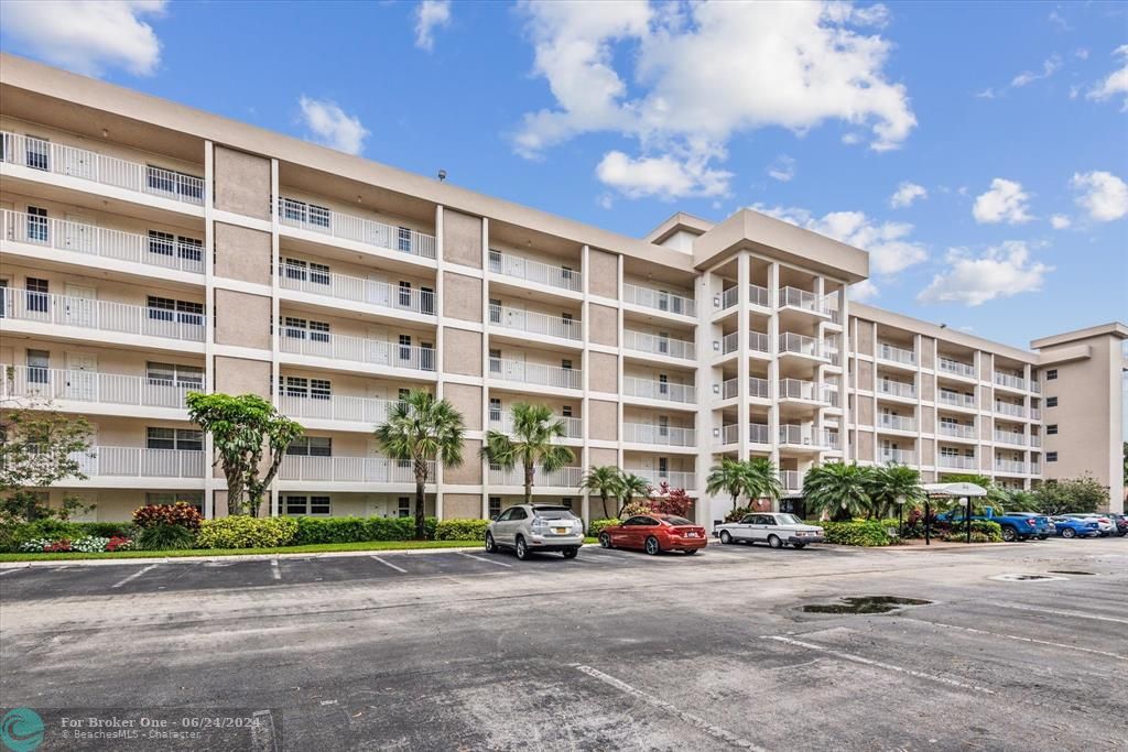 Active With Contract: $249,900 (1 beds, 1 baths, 900 Square Feet)