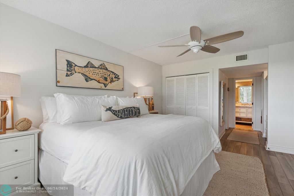 Active With Contract: $249,900 (1 beds, 1 baths, 900 Square Feet)