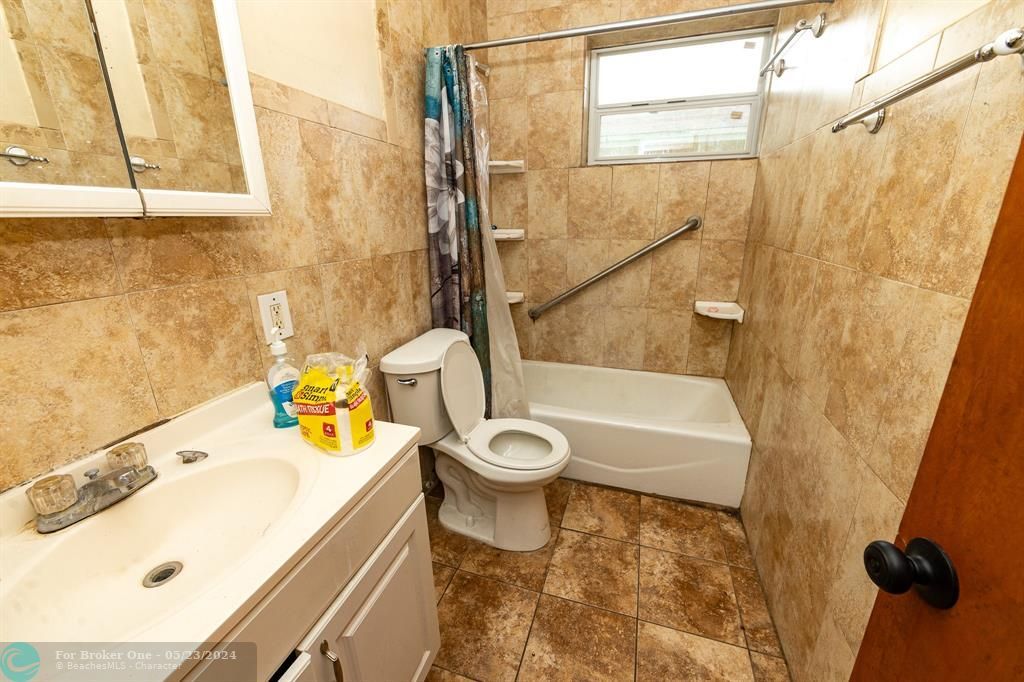 Active With Contract: $1,800 (2 beds, 1 baths, 1764 Square Feet)