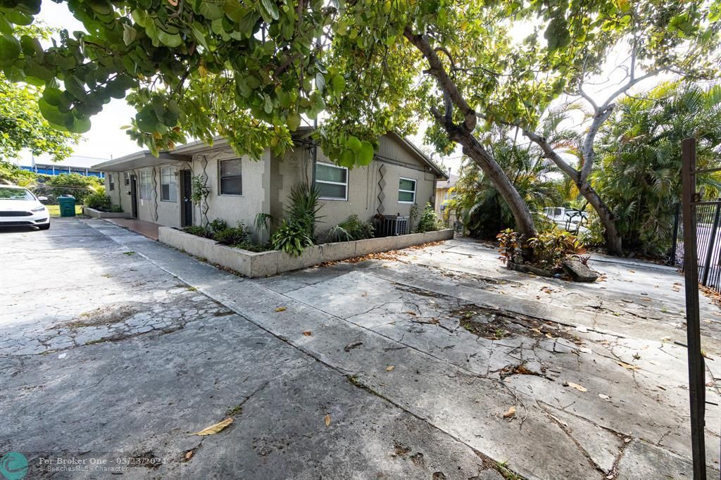 Active With Contract: $1,800 (2 beds, 1 baths, 1764 Square Feet)