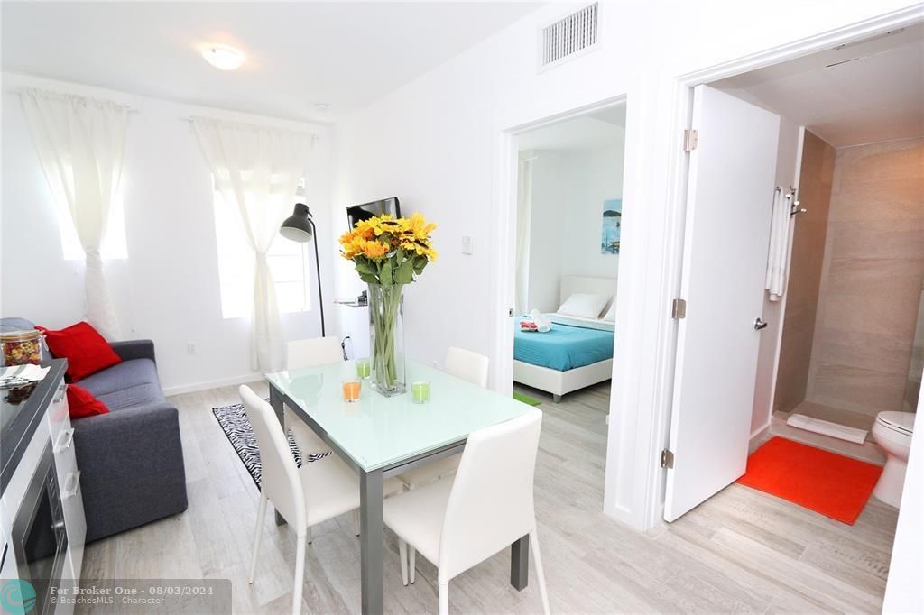 For Sale: $294,000 (1 beds, 1 baths, 467 Square Feet)