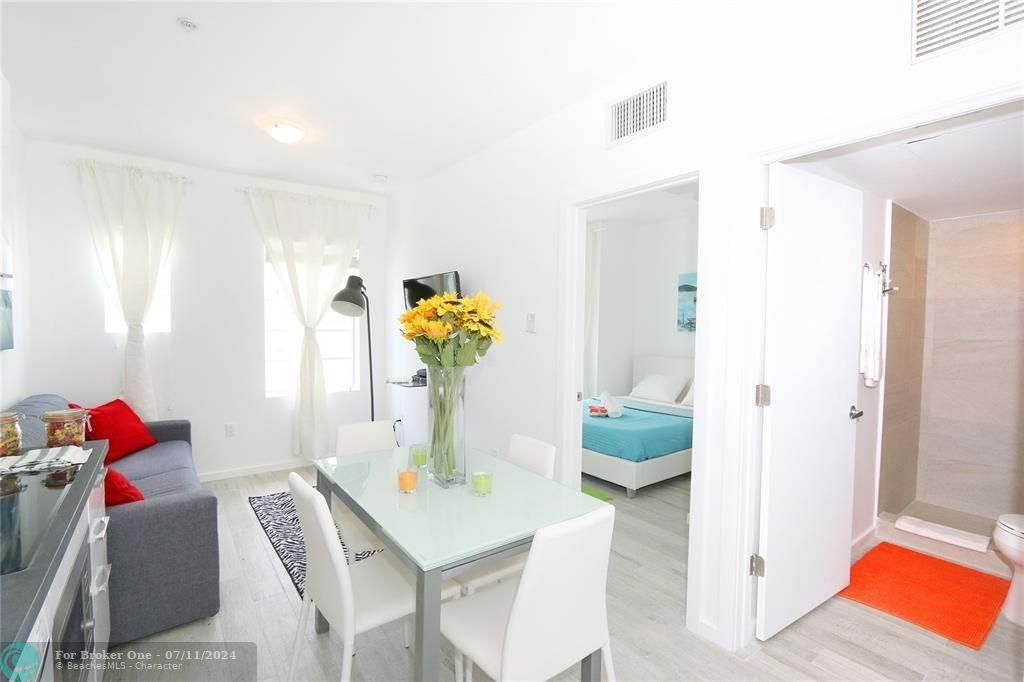 For Sale: $294,000 (1 beds, 1 baths, 467 Square Feet)