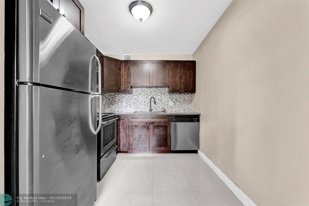 Active With Contract: $175,000 (2 beds, 1 baths, 953 Square Feet)