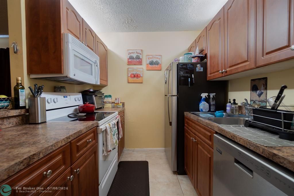For Sale: $220,000 (2 beds, 2 baths, 953 Square Feet)
