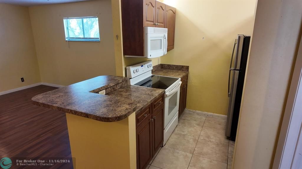 Active With Contract: $179,000 (2 beds, 2 baths, 953 Square Feet)