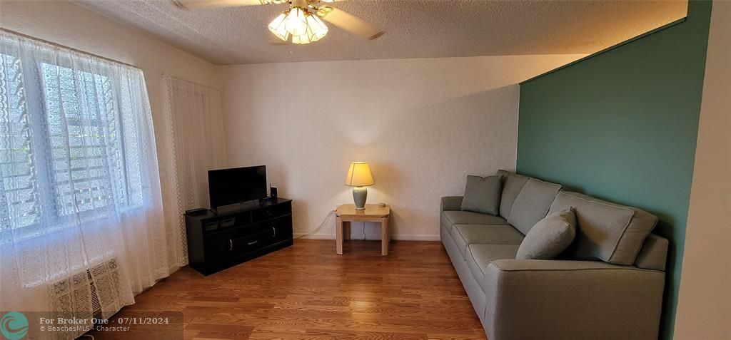 For Sale: $85,900 (1 beds, 1 baths, 620 Square Feet)