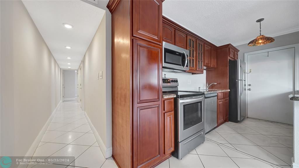 For Sale: $300,000 (2 beds, 2 baths, 1000 Square Feet)