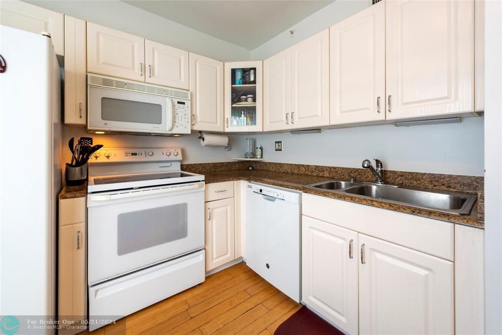 For Sale: $799,900 (2 beds, 2 baths, 1270 Square Feet)