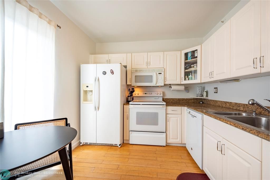 For Sale: $799,900 (2 beds, 2 baths, 1270 Square Feet)