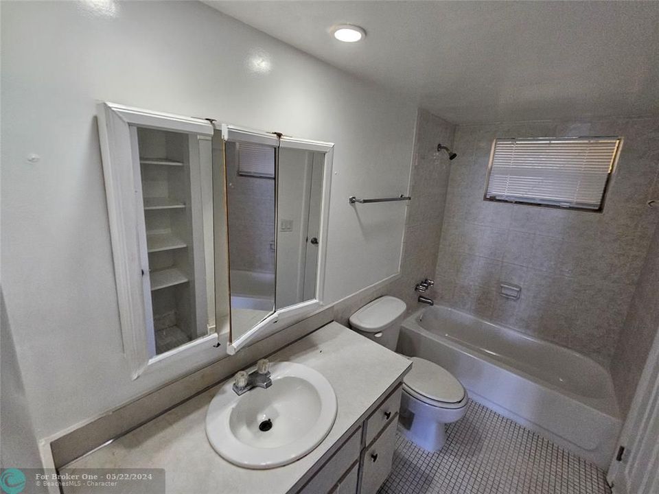 待售: $176,000 (1 贝兹, 1 浴室, 840 平方英尺)