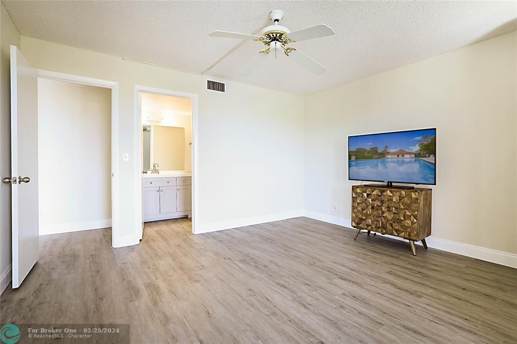 For Sale: $230,000 (2 beds, 2 baths, 956 Square Feet)