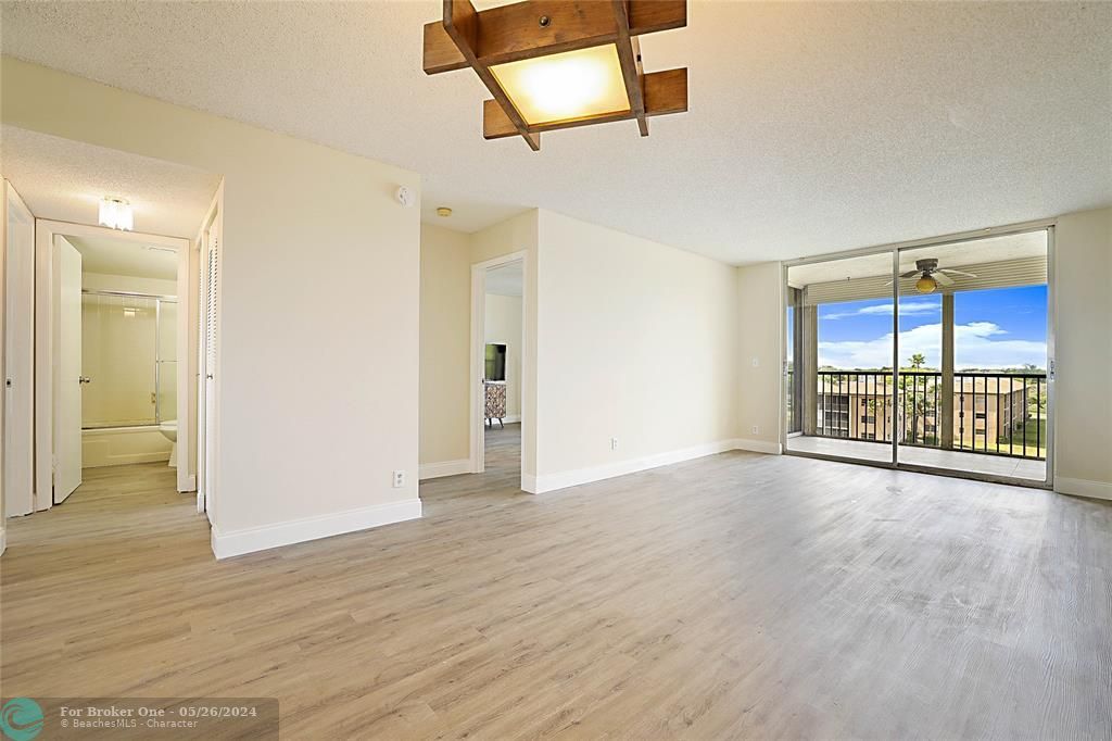 For Sale: $225,000 (2 beds, 2 baths, 956 Square Feet)