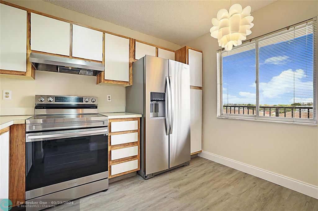 For Sale: $230,000 (2 beds, 2 baths, 956 Square Feet)