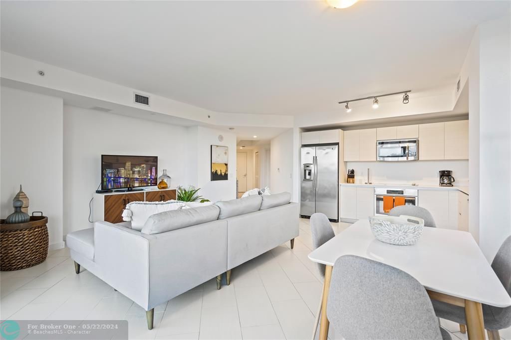 For Sale: $595,000 (2 beds, 2 baths, 1044 Square Feet)