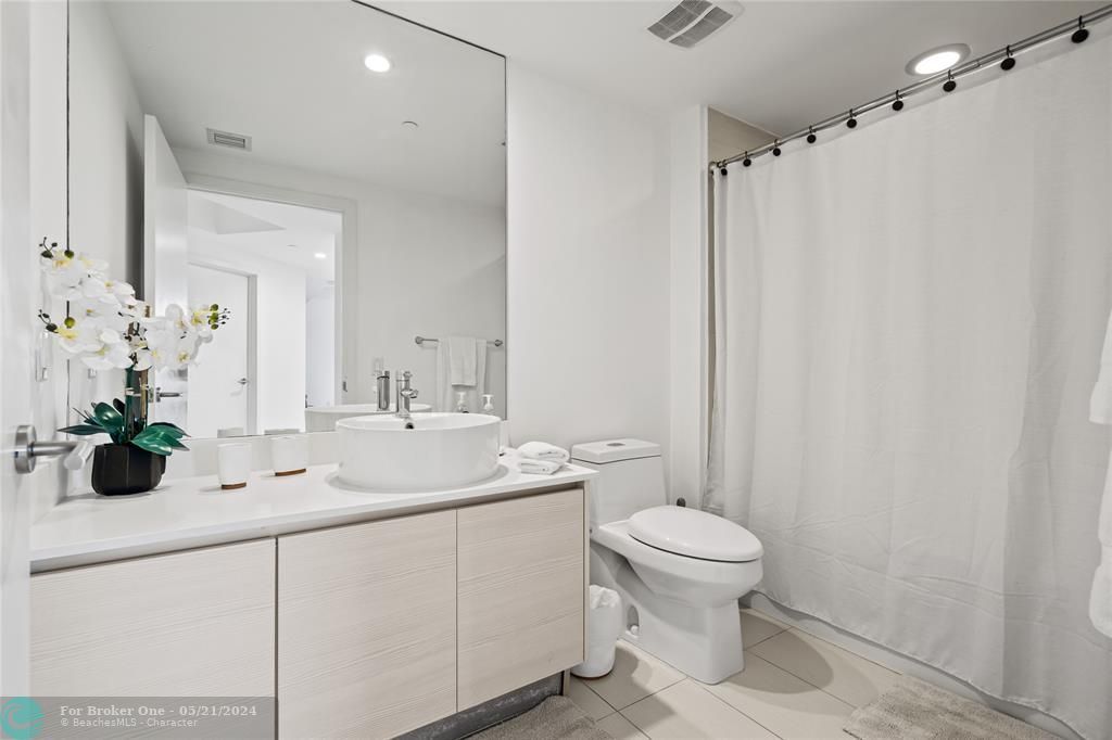 For Sale: $595,000 (2 beds, 2 baths, 1044 Square Feet)