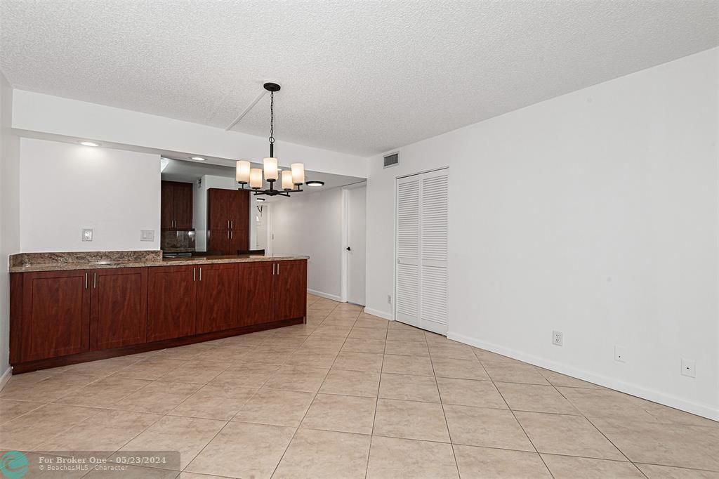 For Sale: $250,000 (2 beds, 2 baths, 1170 Square Feet)