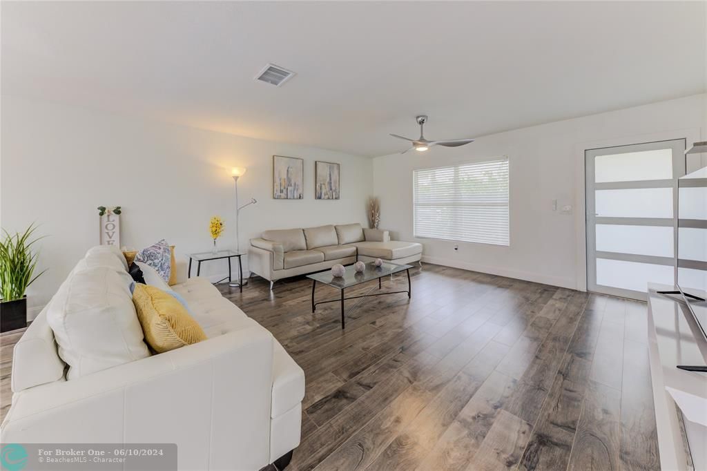 Active With Contract: $349,900 (3 beds, 2 baths, 1320 Square Feet)