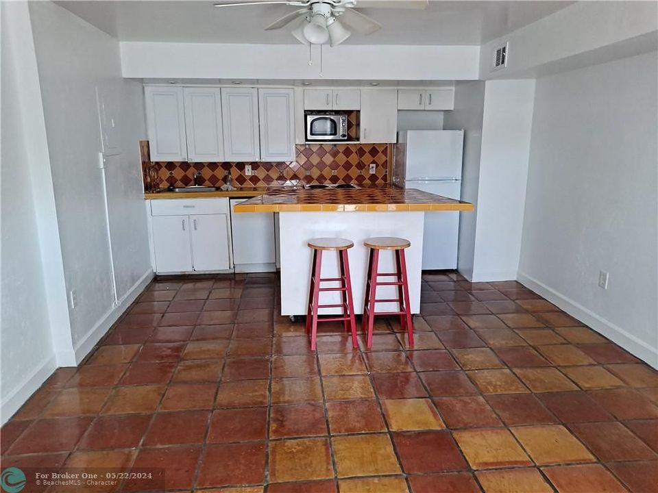 For Sale: $265,000 (1 beds, 1 baths, 560 Square Feet)