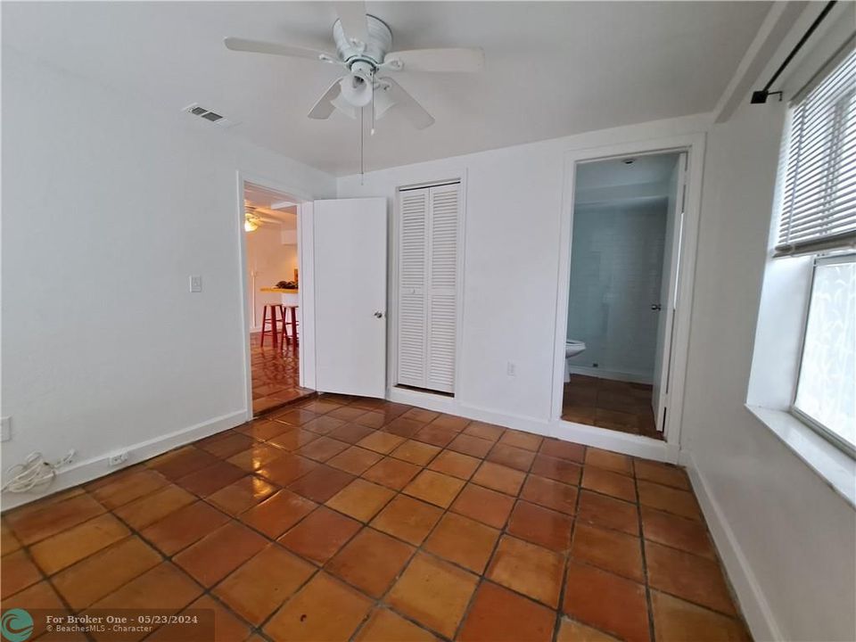For Sale: $265,000 (1 beds, 1 baths, 560 Square Feet)