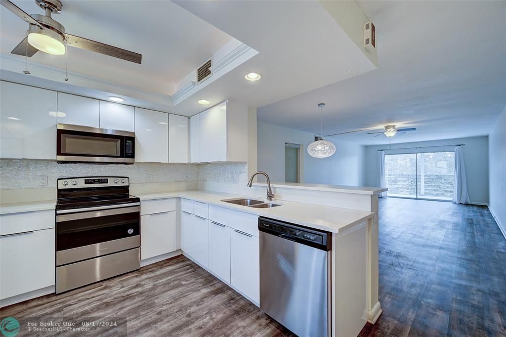 Active With Contract: $1,900 (2 beds, 2 baths, 1162 Square Feet)