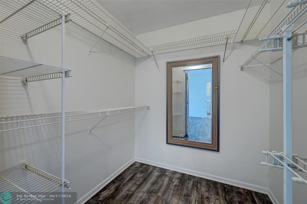Active With Contract: $1,900 (2 beds, 2 baths, 1162 Square Feet)