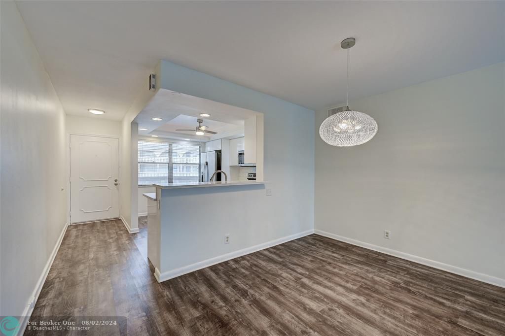 Active With Contract: $1,900 (2 beds, 2 baths, 1162 Square Feet)