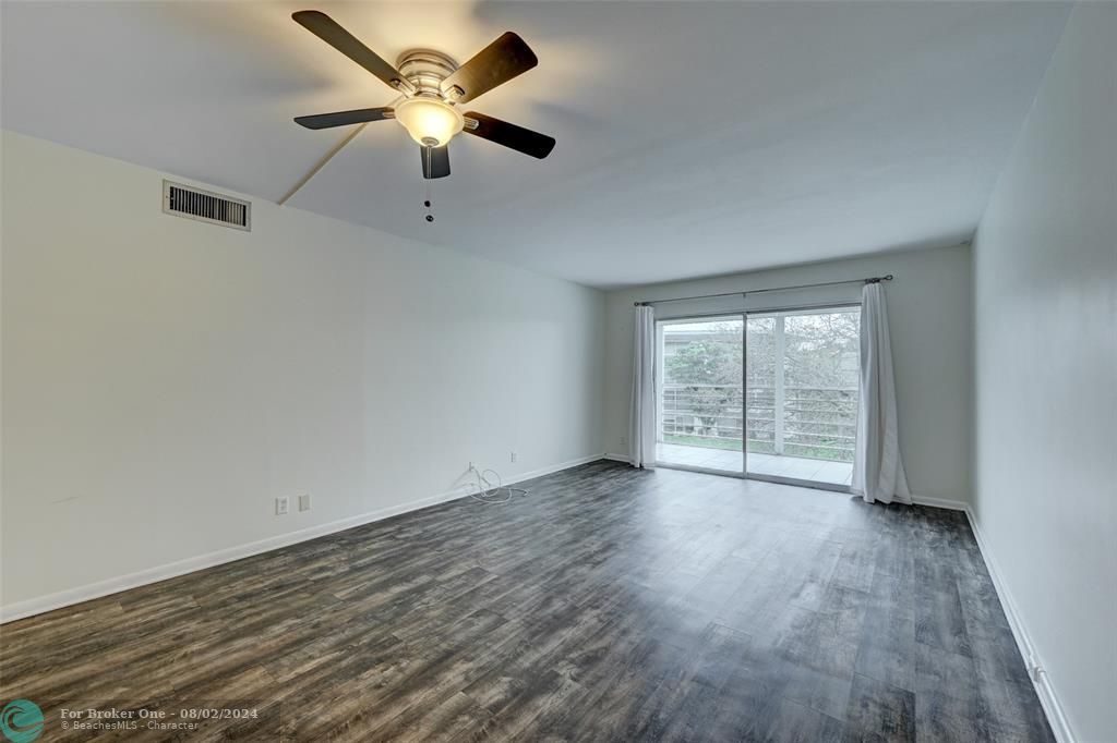 Active With Contract: $1,900 (2 beds, 2 baths, 1162 Square Feet)