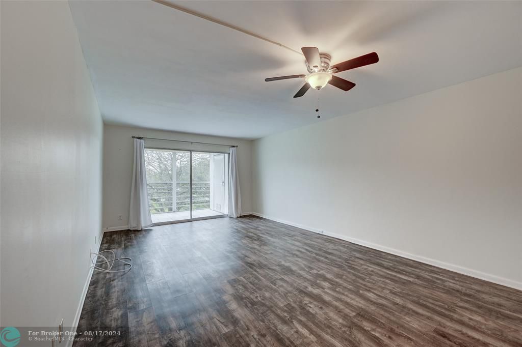 Active With Contract: $1,900 (2 beds, 2 baths, 1162 Square Feet)