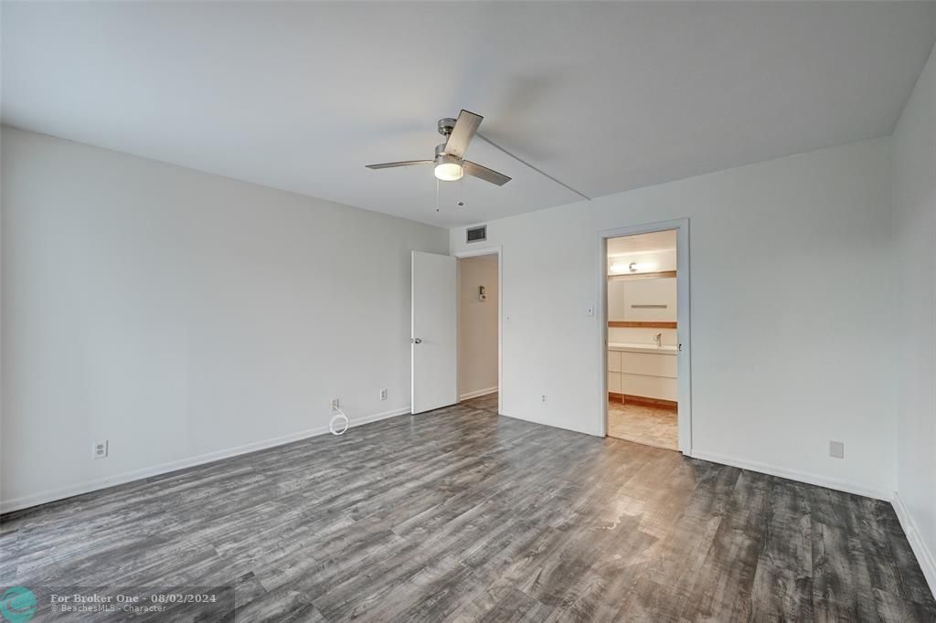 Active With Contract: $1,900 (2 beds, 2 baths, 1162 Square Feet)