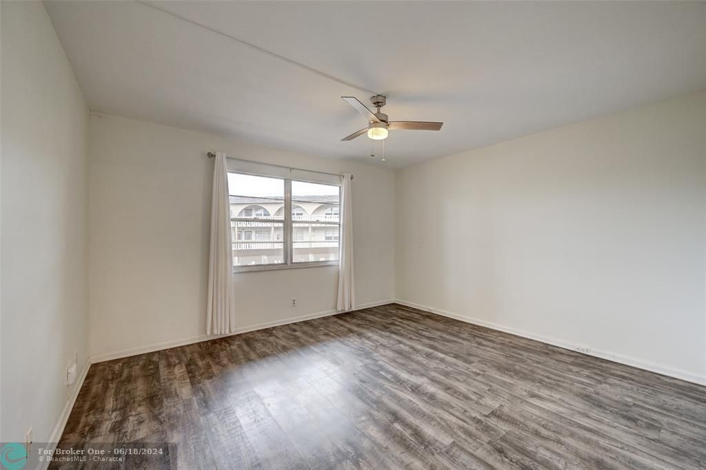 Active With Contract: $1,900 (2 beds, 2 baths, 1162 Square Feet)