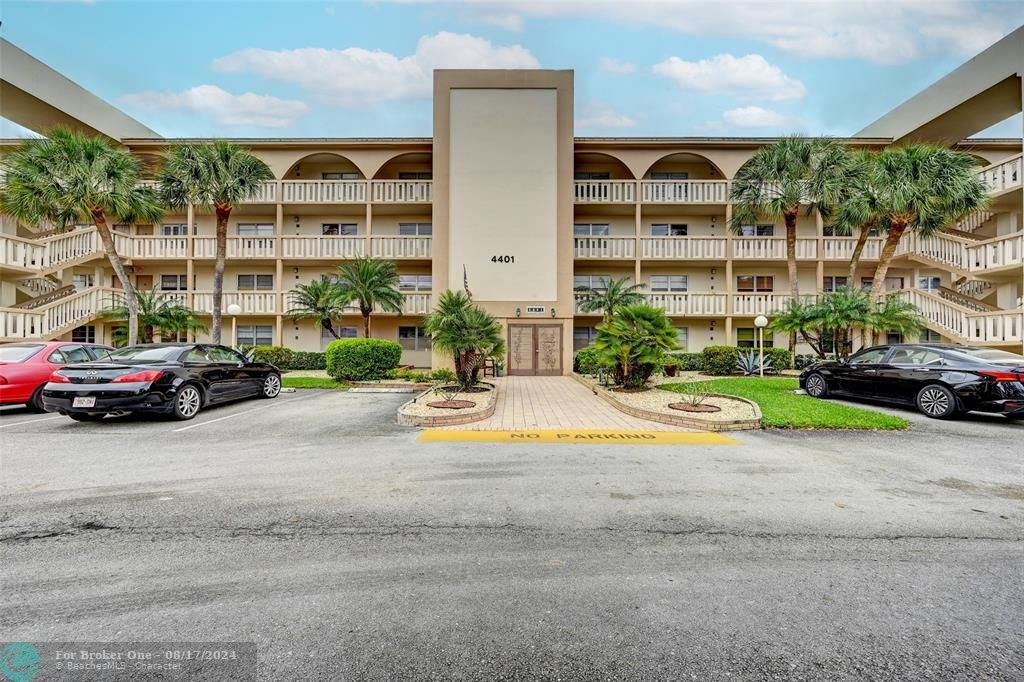 Active With Contract: $1,900 (2 beds, 2 baths, 1162 Square Feet)