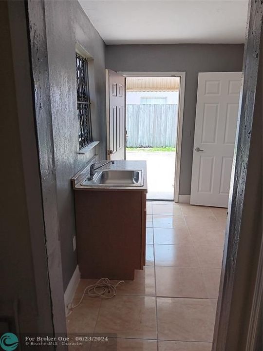 For Rent: $1,300 (1 beds, 1 baths, 240 Square Feet)