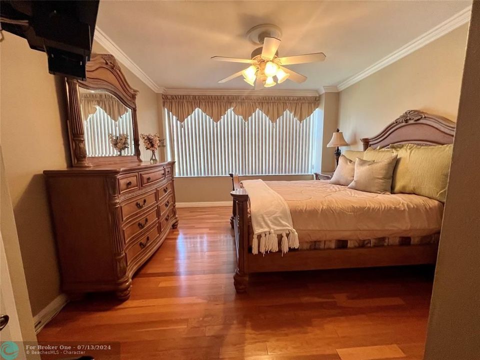 For Sale: $279,000 (1 beds, 1 baths, 800 Square Feet)