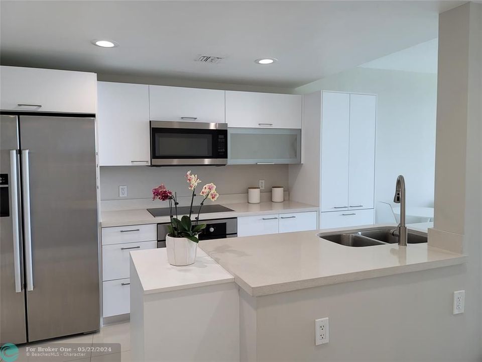 For Sale: $479,000 (1 beds, 1 baths, 619 Square Feet)