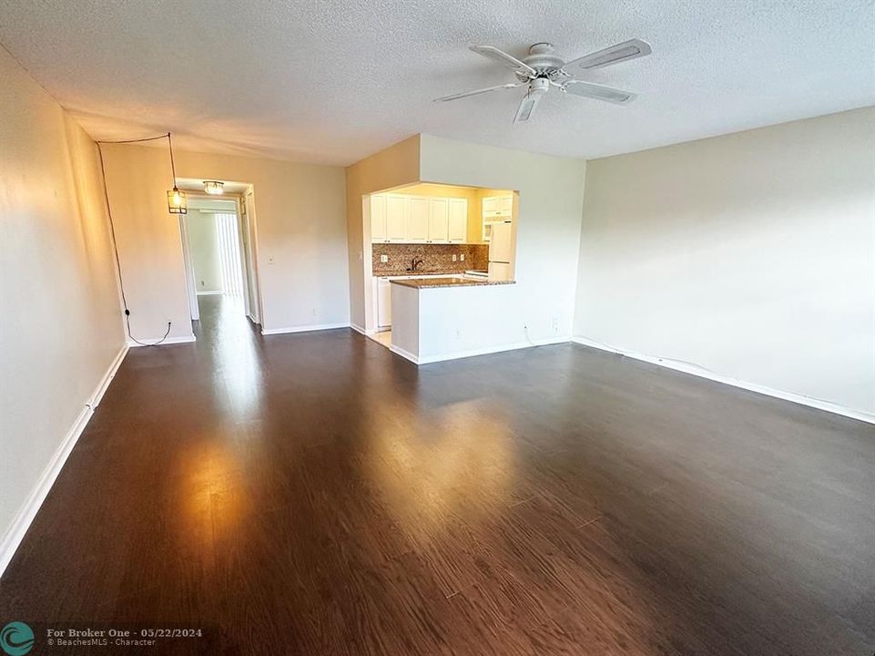 Active With Contract: $99,900 (1 beds, 1 baths, 720 Square Feet)