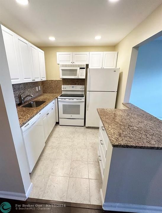 For Sale: $99,900 (1 beds, 1 baths, 720 Square Feet)