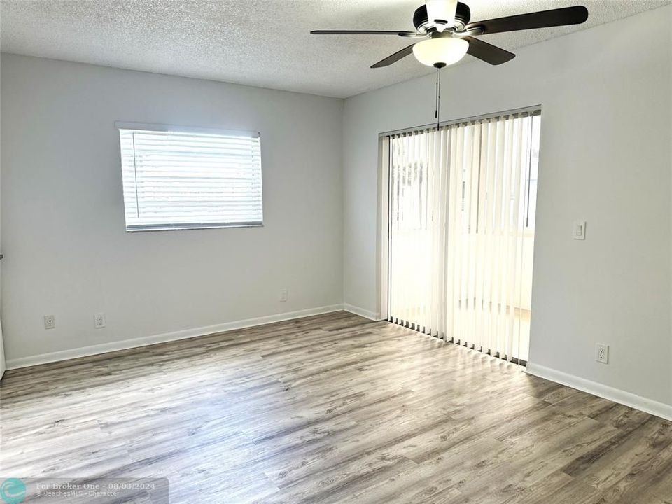 Active With Contract: $1,650 (1 beds, 1 baths, 760 Square Feet)