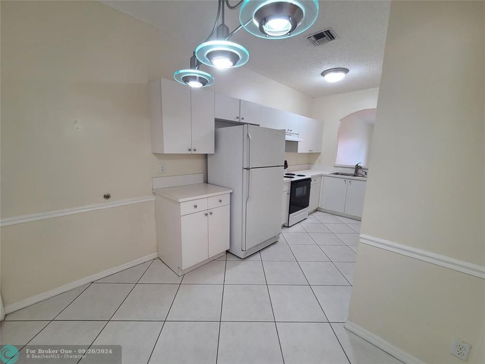 Recently Rented: $2,800 (3 beds, 2 baths, 1432 Square Feet)