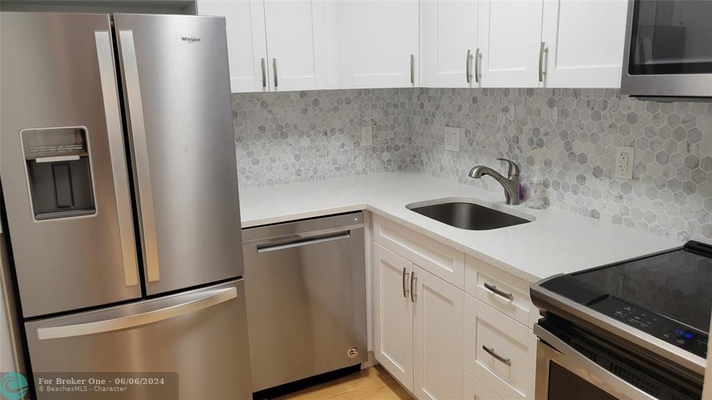 For Sale: $259,900 (1 beds, 1 baths, 760 Square Feet)