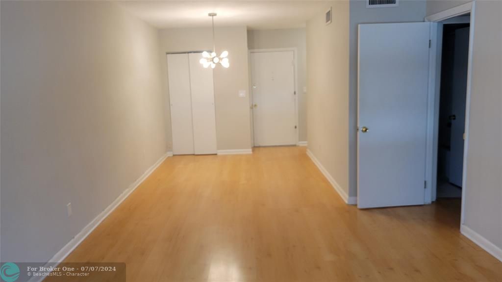 For Sale: $259,900 (1 beds, 1 baths, 760 Square Feet)