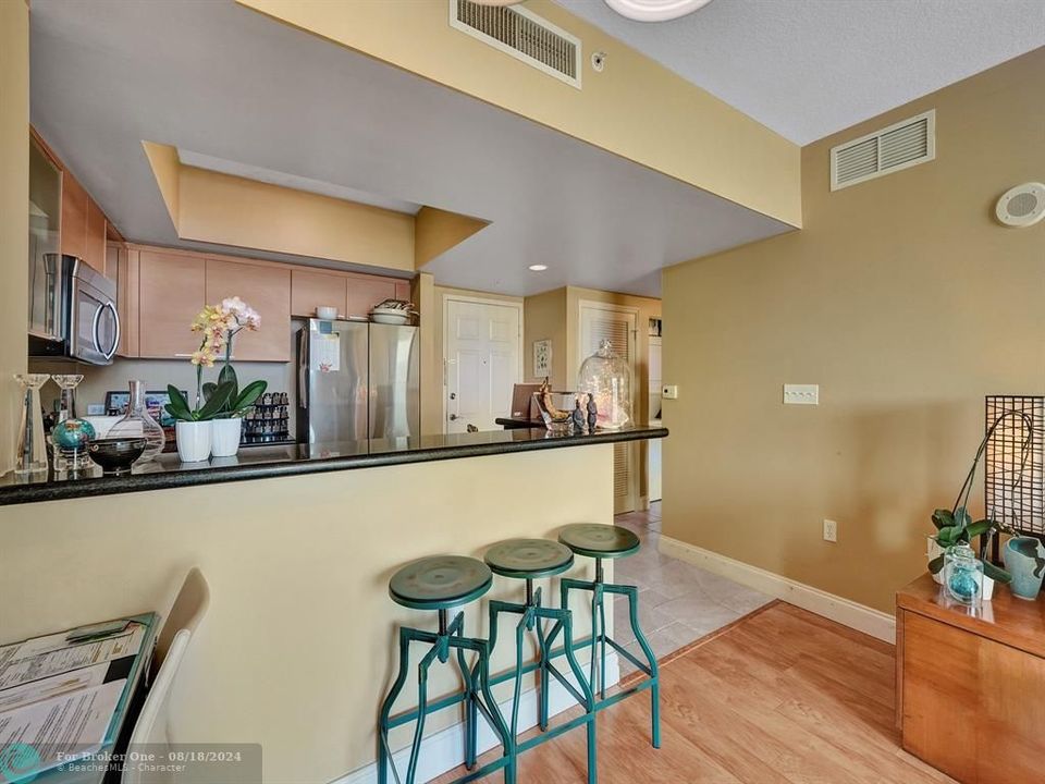 For Sale: $325,000 (2 beds, 2 baths, 1195 Square Feet)