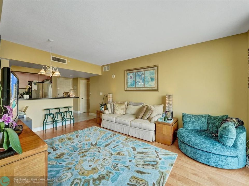 For Sale: $325,000 (2 beds, 2 baths, 1195 Square Feet)